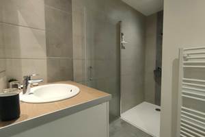 Salle d’eau avec douche à l’italienne du Studio 17 Baïne