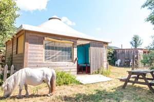 Spring-garden-Chalets-tente-poney