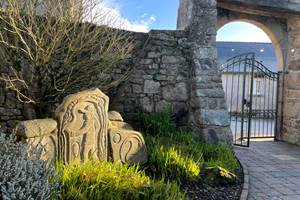 Portail et randonneur en pierre