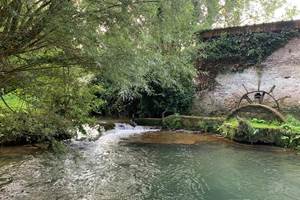 Vue emblématique du Moulin et sa cascade, un lieu unique pour un séjour en pleine nature dans le Pas-de-Calais.