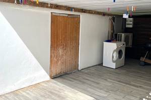Espace buanderie attenant à la chambre (machine à laver privative)