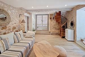 À l’intérieur, un escalier en collimation en bois vous mène à l’étage avec 12 marches.