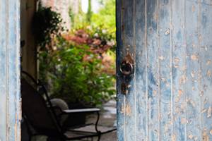 entree-maison-dhotes-jardin-terrasse-charme-honfleur-calvados-normandie