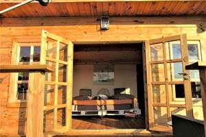 chalet cocooning avec coin repas, salle de bain et toilettes
