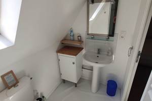 Une salle de douche à l'étage