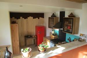 Cuisine depuis bar porte jardin vue armoire murale, frigo ++