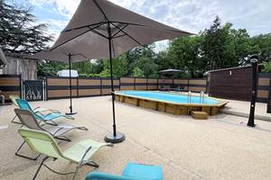 Piscine 7x4m - transats - salon de jardin - parasol