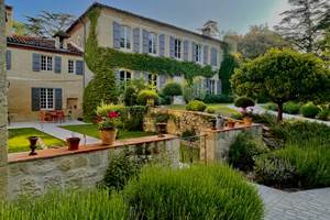 Jardin et Terrasse des petits déjeuners savoureux - Maison Gascony Gers