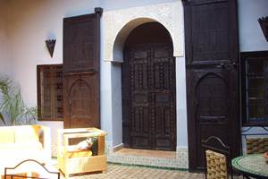 Les superbes portes en cèdre du riad Menthe et Citron à Meknès