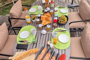 Petit déjeuner pris au jardin.