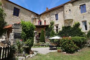 Chateau de Saint Chamarand - Exterieur, vue depuis la place du village