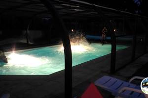 piscine-couverte-gite-la-chevalerie-by-night