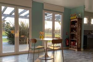 Coin-repas-La-Petite-Couronne-hotel