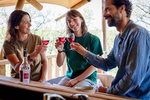 apéro entre amis terrasse écolodge dreamer