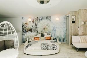 suite parentale avec lit rond miroir au plafond jacuzzi terrasse panoramique