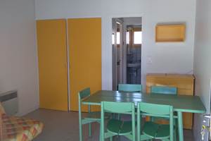Gite-2 personnes, vue vers couloir avec salle d'eau, WC et cuisine
