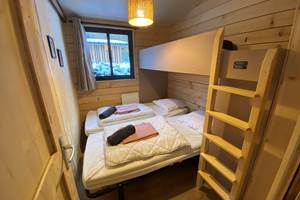 HY•Lødge Spa-5pers chambre avec deux lits simples et un lit à étage