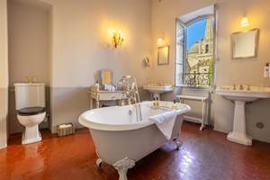 Suite rose salle de bain vue sur la collégiale