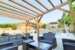 salon-de-jardin-piscine-au-vendangeoir