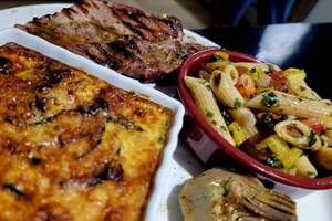 Gastronomie corse au Domaine Cardu : spécialités locales servies à la table d'hôtes.