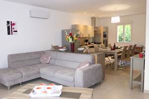 Cuisine Séjour du Gîte Artémisia fenêtre côté cours