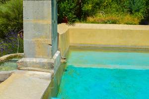 Le bassin de la Bastide du Claus et son eau de source