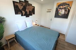 chambre agréable décorée avec soin