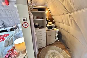 Coin cuisine avec frigidaire et micro ondes