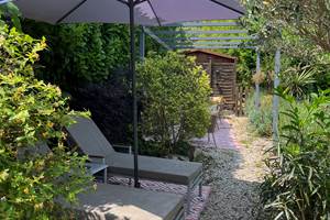 Détente dans le jardin vue piscine