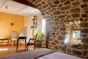 la calade chambres d'hotes et espace bien être ardèchechambre ocre vue du lit