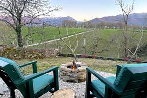 Savourez un feu de bois autour du braséro, tout en contemplant la nature et les montagnes