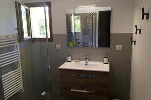 Salle d'eau de la chambre Provençale et la Chambre du Monde avec WC séparé au Cellier des Amis