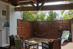 Les jardins des Balisiers Gite Alipinia Terrasse exterieur avec piscine