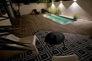 Piscine illuminée la nuit – détente et sérénité sous les étoiles