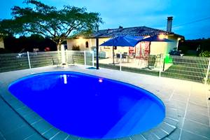 piscine-exterieure-la-nuit-illuminée_mas-des-anges_soussans-margaux