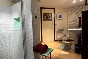 La seconde salle de bains attenante à la plus grande chambre