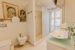 Salle de bain de la chambre parentale du gîte