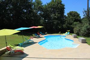 Piscine commune des 5 gîtes du Domaine Lou Peyrol