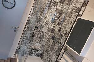 Salle de bain: 1 douche, 1 baignoire, 1 lavabo.