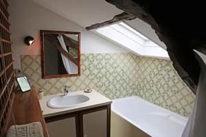 Le gîte Saint-Cirq-LaPopi, doté d'une salle de bain attenante, marie à la perfection vieilles pierres, bois et authenticité.