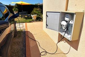 borne-recharge-electrique-parking_mas-des-anges_soussans-medoc-voyageurs-etape