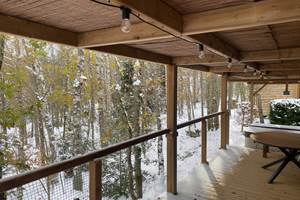 Grande terrasse couverte avec vue sur la forêt