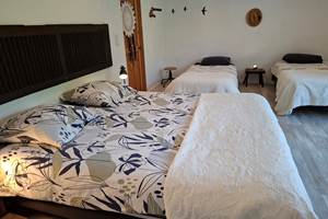 chambre2-leniddecharlotte-saint-jean-davelanne