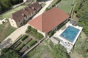 GiteChateauMedievalMarignaJuraPiscineTennisHautdeGamme-PiscineTennisVueduciel