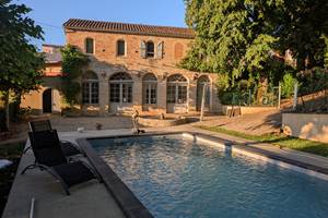 Piscine devant l'orangerais