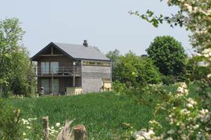 Maison arrière vue de loin du jardin