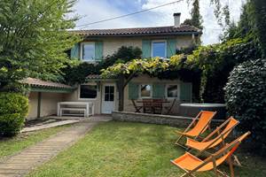 facade-maison-jardin-gite-charly-proche-lyon-auvergne-rhone-alpes