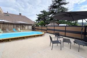 Piscine - transats - salon jardin - parasol