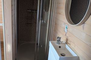 Cabane du Renard, douche et lavabo