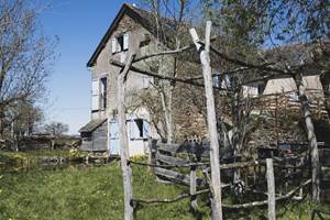 gite-maison-hotes-aveyron-jardin-rustique